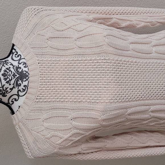 🌻 CABI SWEATER 🌻 - Picture 3 of 9